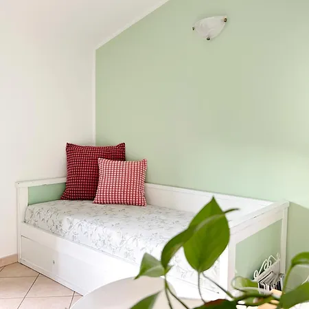 Ulivi - Charming 1 Bedroom With Garden And Parking Apartmán