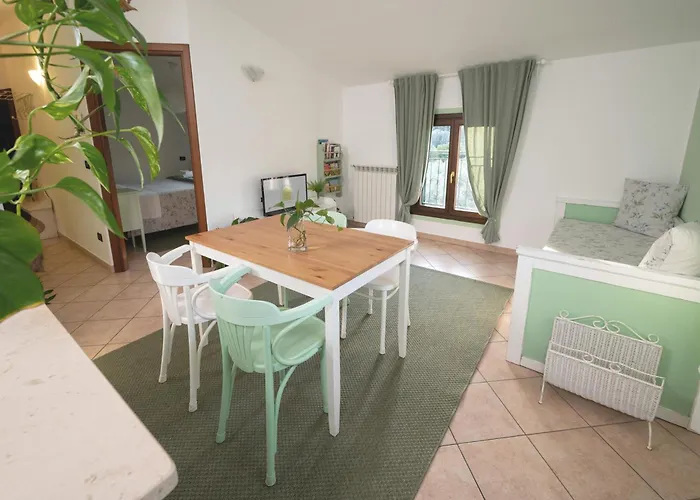 Ulivi - Comodita E Tranquillita Con Patio E Parcheggio 因佩里亚